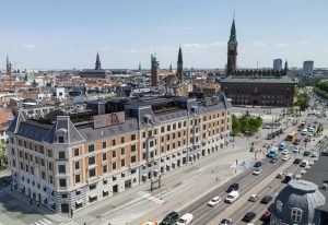 Facade billede af ordnung+ Rådhuspladsen fra en drone