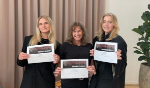 3 af ordnungs medarbejdere, med deres certifikat fra ledelseskursus